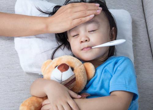 家中小朋友发烧，家长应否带小孩到医院求医？